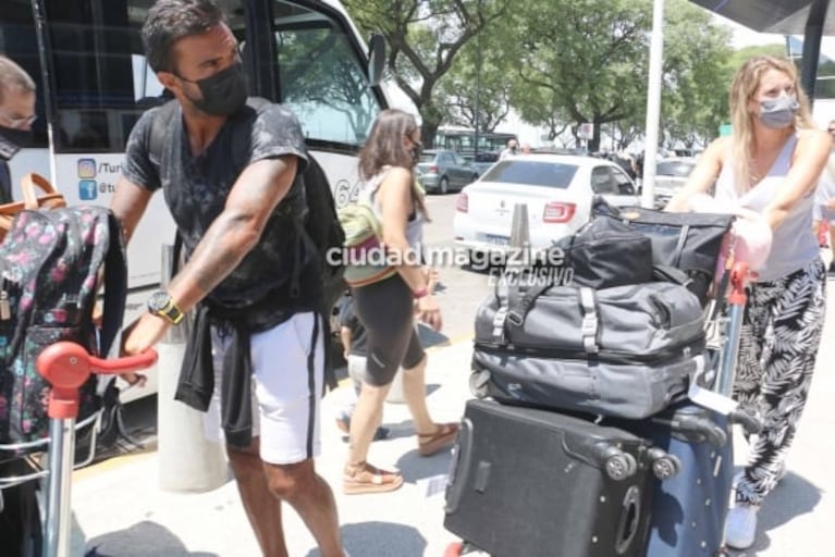 Las fotos de Mica Viciconte y Fabián Cubero regresando de Brasil tras sus vacaciones: pancita y familia ensamblada