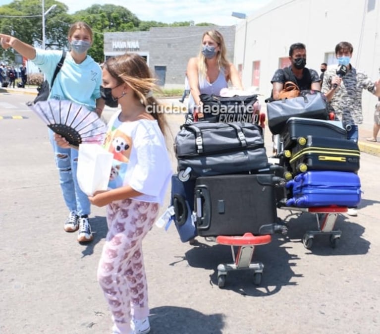 Las fotos de Mica Viciconte y Fabián Cubero regresando de Brasil tras sus vacaciones: pancita y familia ensamblada