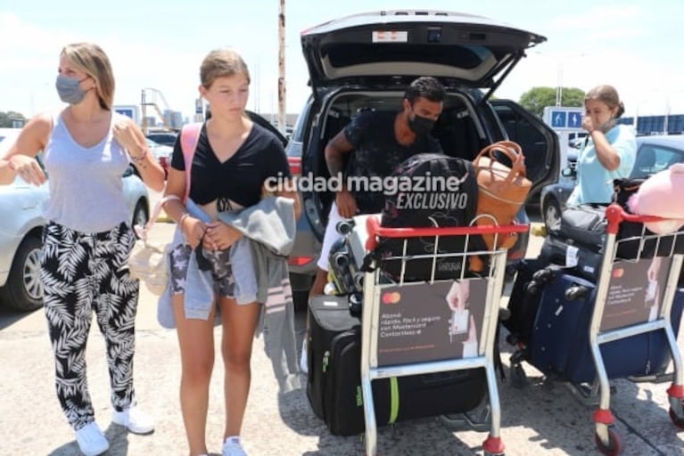 Las fotos de Mica Viciconte y Fabián Cubero regresando de Brasil tras sus vacaciones: pancita y familia ensamblada