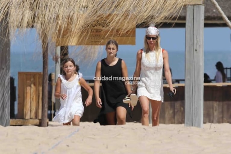 Las fotos de Nicole Neumann y Manu Urcera, enamorados en Punta: sus vacaciones familiares junto a las hijas de la top