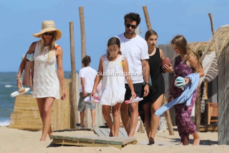 Las fotos de Nicole Neumann y Manu Urcera, enamorados en Punta: sus vacaciones familiares junto a las hijas de la top