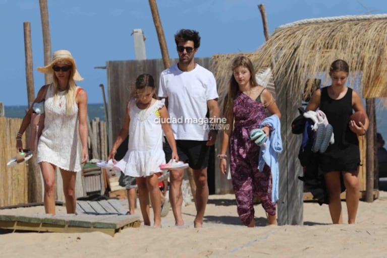 Las fotos de Nicole Neumann y Manu Urcera, enamorados en Punta: sus vacaciones familiares junto a las hijas de la top