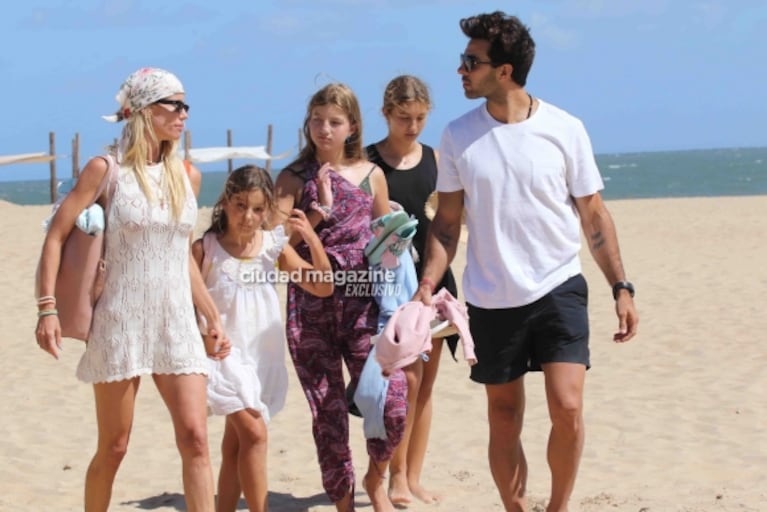 Las fotos de Nicole Neumann y Manu Urcera, enamorados en Punta: sus vacaciones familiares junto a las hijas de la top