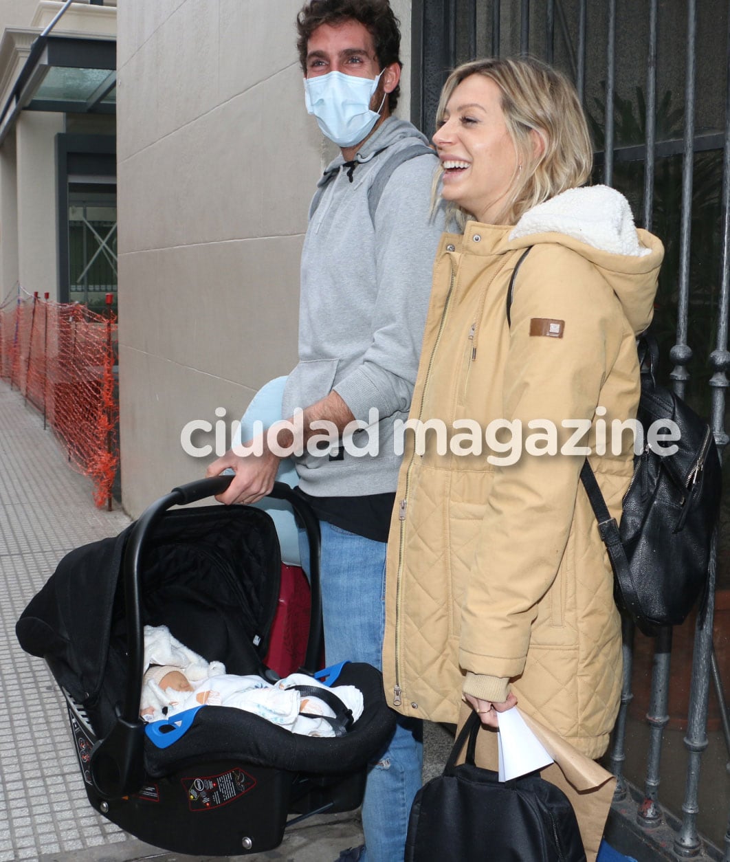 Las fotos de Noelia Marzol y Ramiro Arias saliendo de la clínica con su bebé. Foto: Movilpress