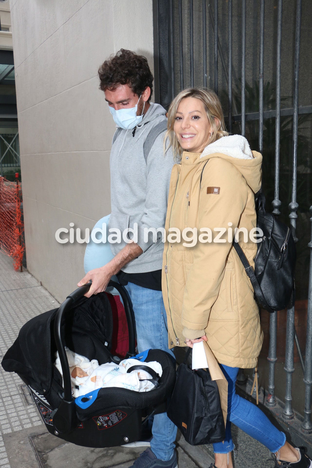 Las fotos de Noelia Marzol y Ramiro Arias saliendo de la clínica con su bebé. Foto: Movilpress