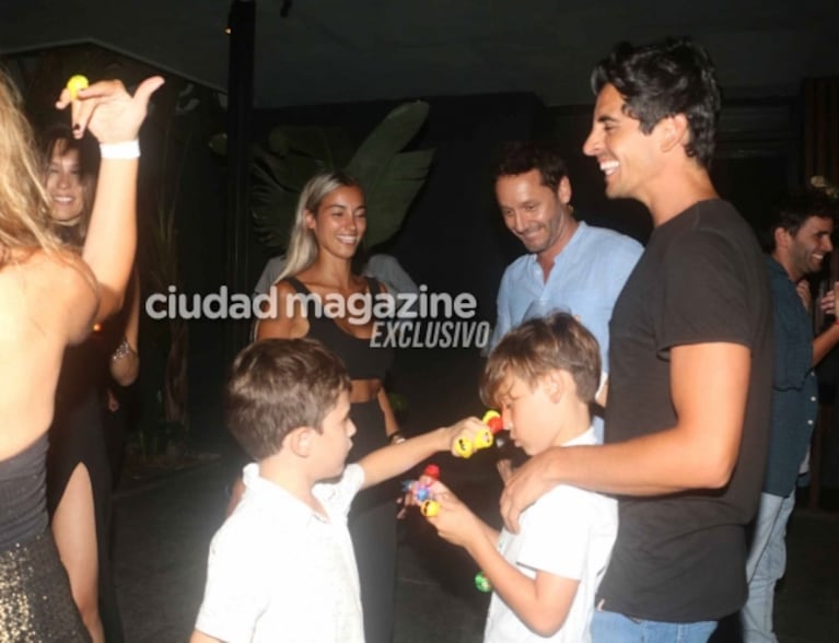 Las fotos de Pampita y Benjamín Vicuña bailando junto a la familia de la top en su cumpleaños