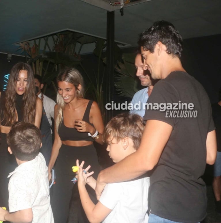 Las fotos de Pampita y Benjamín Vicuña bailando junto a la familia de la top en su cumpleaños