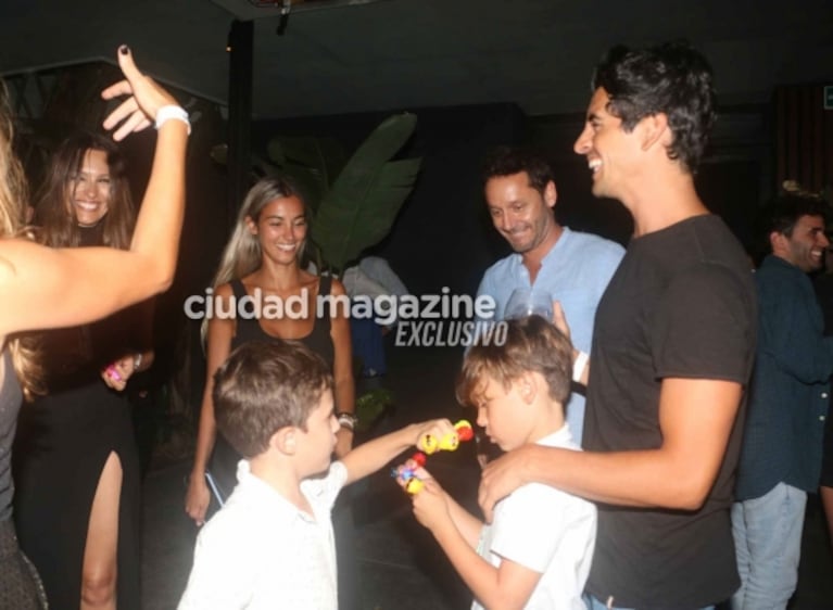 Las fotos de Pampita y Benjamín Vicuña bailando junto a la familia de la top en su cumpleaños