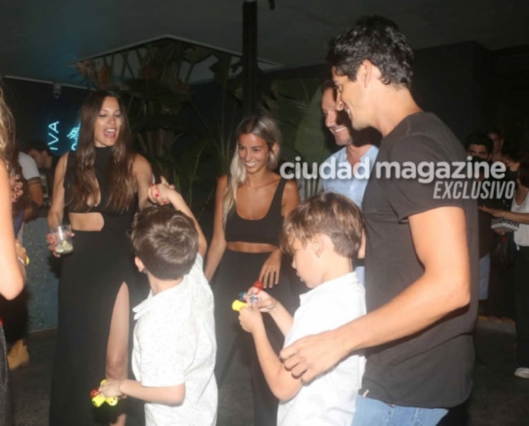 Las fotos de Pampita y Benjamín Vicuña bailando junto a la familia de la top en su cumpleaños