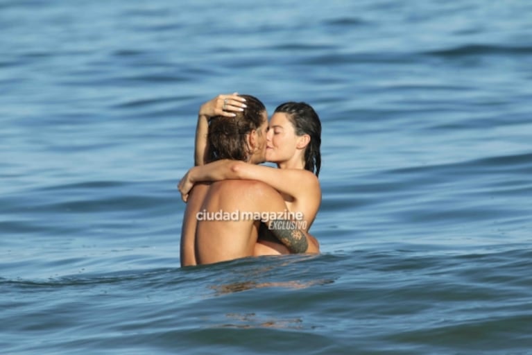 Las fotos de Sofía Jujuy Jiménez y su novio, Bautista Bello, apasionados en Punta: sol, playa y besos en el agua