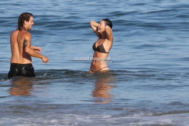 Las fotos de Sofía Jujuy Jiménez y su novio, Bautista Bello, apasionados en Punta: sol, playa y besos en el agua