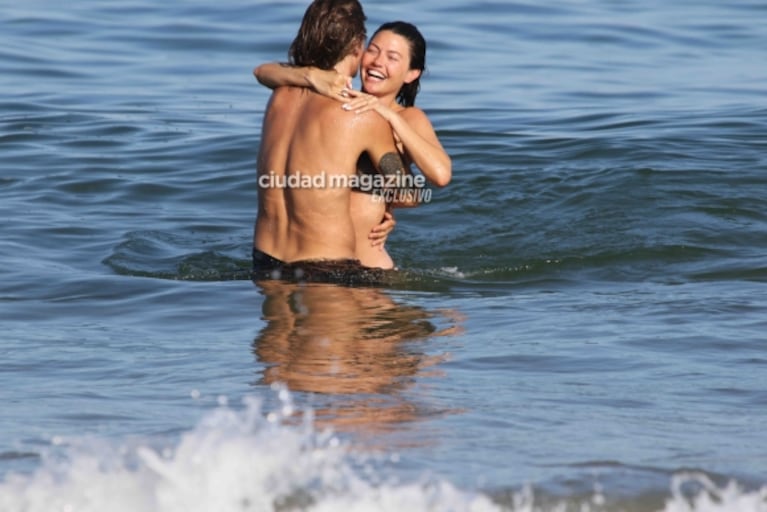 Las fotos de Sofía Jujuy Jiménez y su novio, Bautista Bello, apasionados en Punta: sol, playa y besos en el agua