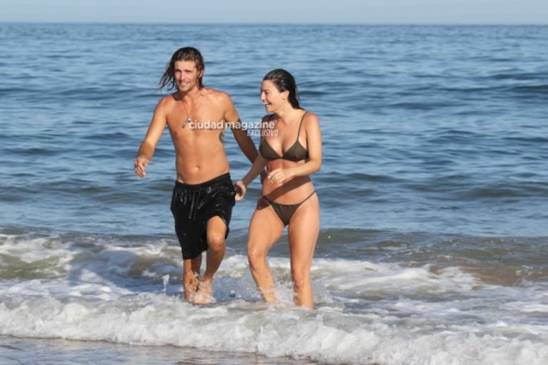 Las fotos de Sofía Jujuy Jiménez y su novio, Bautista Bello, apasionados en Punta: sol, playa y besos en el agua