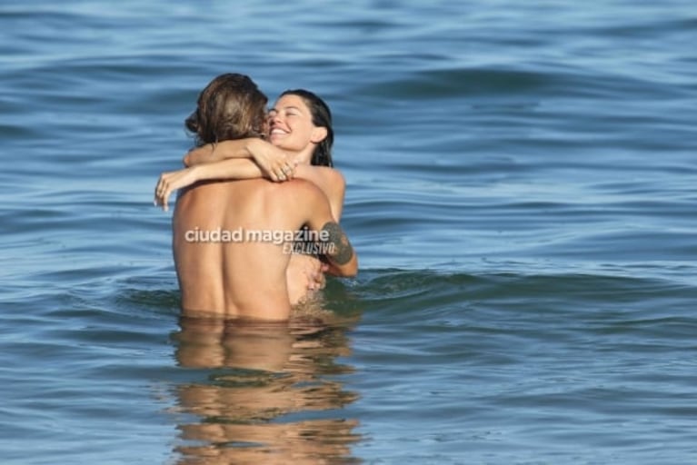 Las fotos de Sofía Jujuy Jiménez y su novio, Bautista Bello, apasionados en Punta: sol, playa y besos en el agua