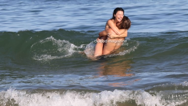 Las fotos de Sofía Jujuy Jiménez y su novio, Bautista Bello, apasionados en Punta: sol, playa y besos en el agua