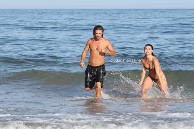 Las fotos de Sofía Jujuy Jiménez y su novio, Bautista Bello, apasionados en Punta: sol, playa y besos en el agua