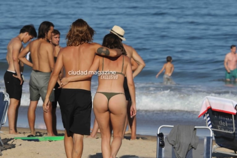 Las fotos de Sofía Jujuy Jiménez y su novio, Bautista Bello, apasionados en Punta: sol, playa y besos en el agua