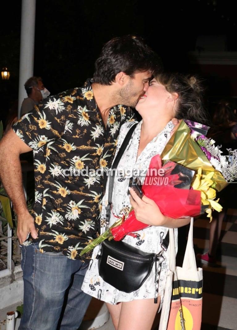 Las fotos de Sofía Pachano con su novio, Santiago Ramundo, a puro mimo tras el estreno de su obra