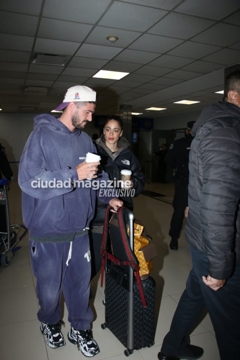 Las fotos de Tini Stoessel y Rodrigo de Paul, enamorados en Ezeiza tras sus increíbles vacaciones en Europa