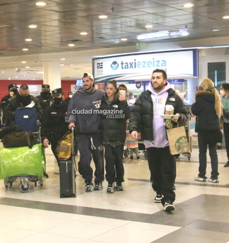 Las fotos de Tini Stoessel y Rodrigo de Paul, enamorados en Ezeiza tras sus increíbles vacaciones en Europa