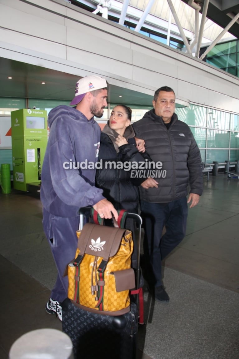 Las fotos de Tini Stoessel y Rodrigo de Paul, enamorados en Ezeiza tras sus increíbles vacaciones en Europa