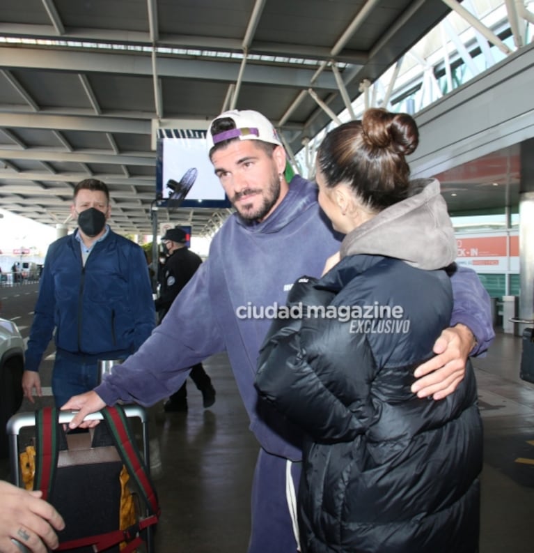 Las fotos de Tini Stoessel y Rodrigo de Paul, enamorados en Ezeiza tras sus increíbles vacaciones en Europa