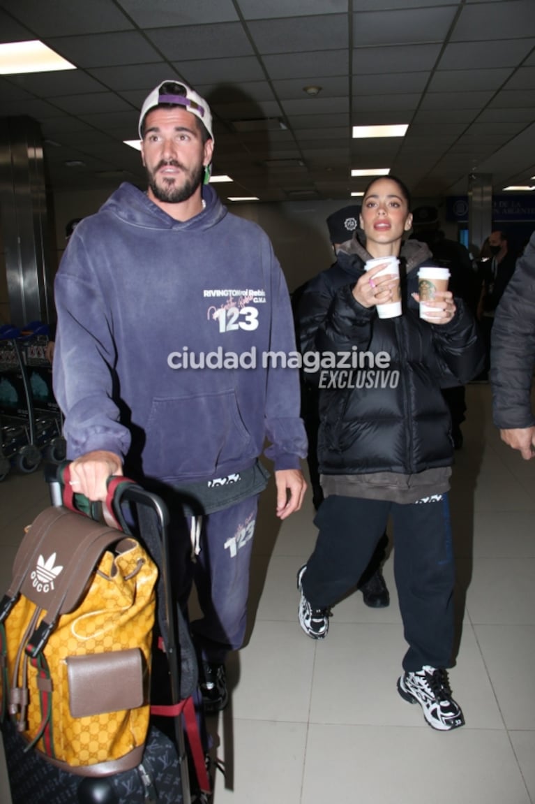 Las fotos de Tini Stoessel y Rodrigo de Paul, enamorados en Ezeiza tras sus increíbles vacaciones en Europa