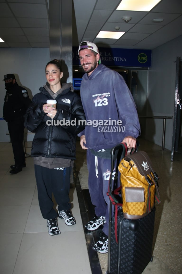 Las fotos de Tini Stoessel y Rodrigo de Paul, enamorados en Ezeiza tras sus increíbles vacaciones en Europa