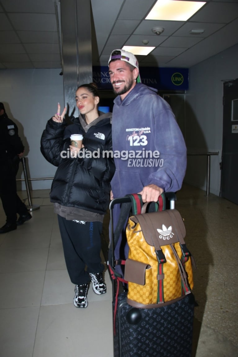 Las fotos de Tini Stoessel y Rodrigo de Paul, enamorados en Ezeiza tras sus increíbles vacaciones en Europa