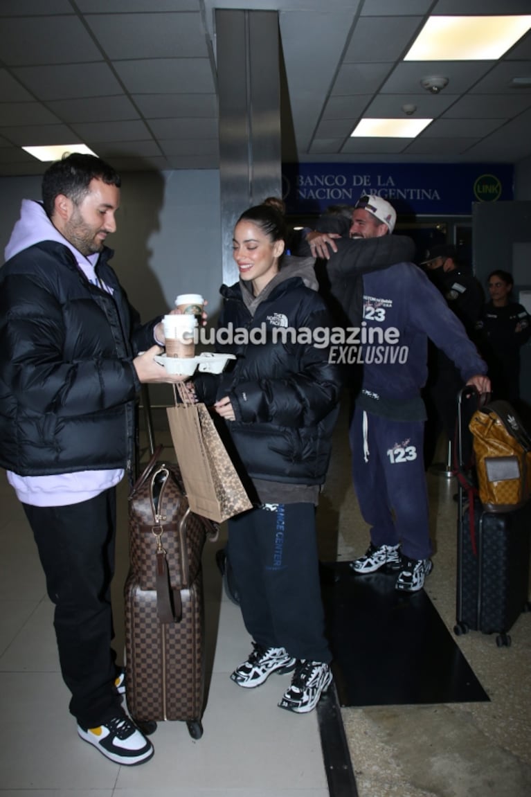 Las fotos de Tini Stoessel y Rodrigo de Paul, enamorados en Ezeiza tras sus increíbles vacaciones en Europa