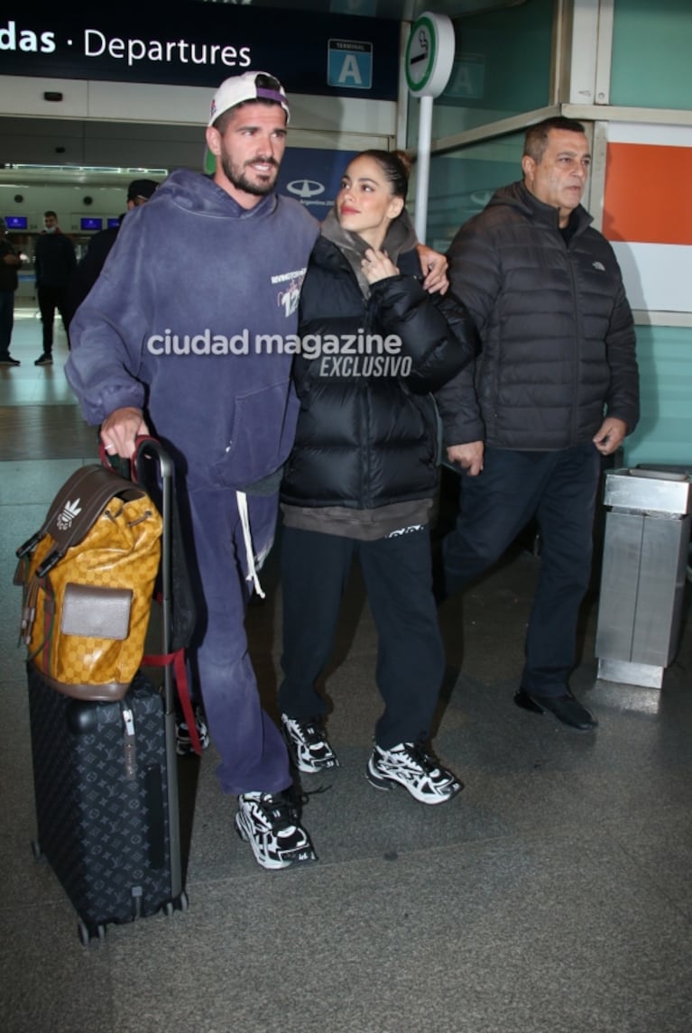 Las fotos de Tini Stoessel y Rodrigo de Paul, enamorados en Ezeiza tras sus increíbles vacaciones en Europa