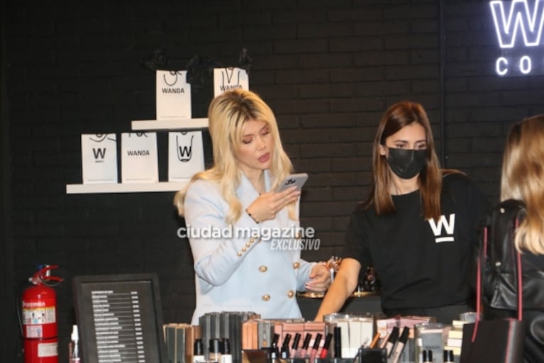 Las fotos de Wanda Nara en la Argentina: revolucionó un shopping y se sacó selfies con sus fans