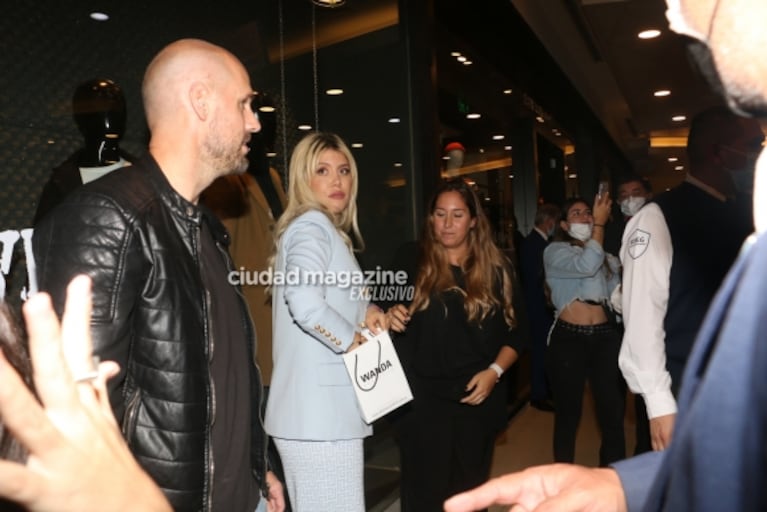 Las fotos de Wanda Nara en la Argentina: revolucionó un shopping y se sacó selfies con sus fans