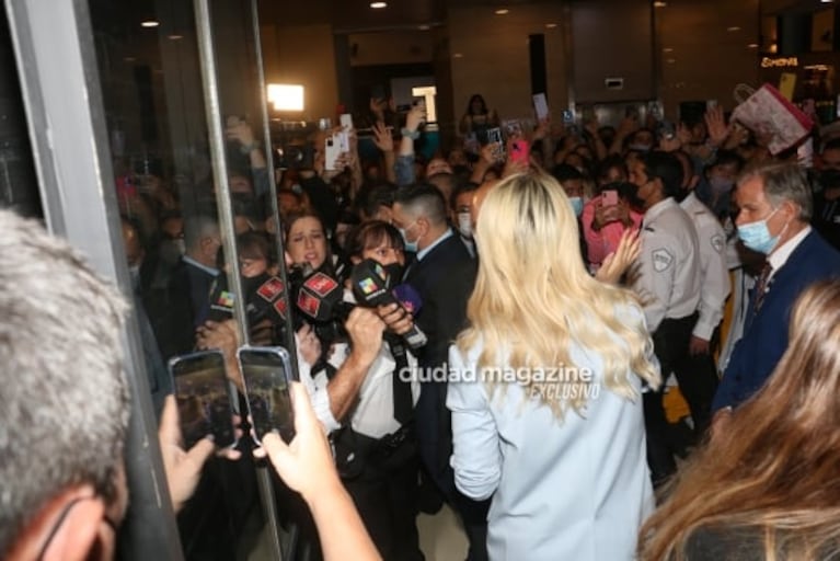 Las fotos de Wanda Nara en la Argentina: revolucionó un shopping y se sacó selfies con sus fans