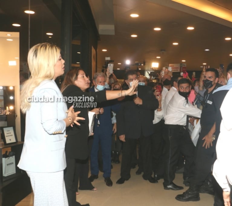 Las fotos de Wanda Nara en la Argentina: revolucionó un shopping y se sacó selfies con sus fans