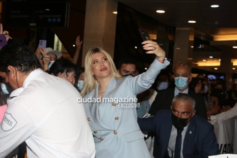 Las fotos de Wanda Nara en la Argentina: revolucionó un shopping y se sacó selfies con sus fans