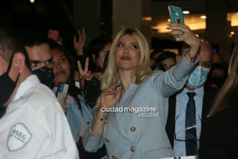 Las fotos de Wanda Nara en la Argentina: revolucionó un shopping y se sacó selfies con sus fans