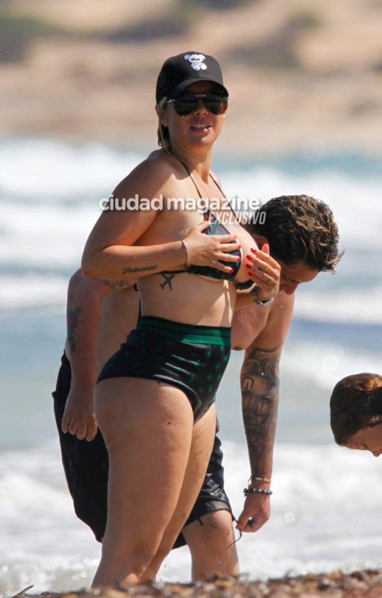 Las fotos de Wanda Nara en la playa de Ibiza: bikini con estrellas, selfies y diversión