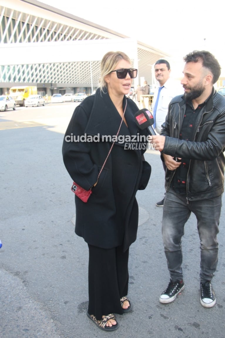 Las fotos de Wanda Nara recién llegada a la Argentina: look top de negro y un equipaje impactante