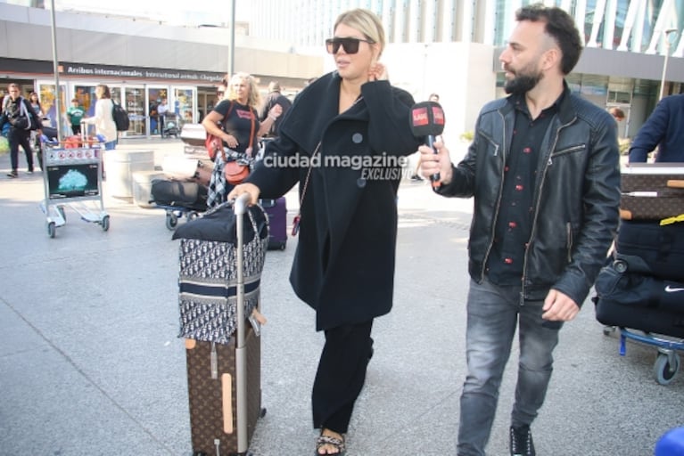 Las fotos de Wanda Nara recién llegada a la Argentina: look top de negro y un equipaje impactante