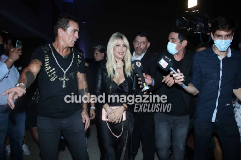 Las fotos de Wanda Nara y L-Gante envueltos en un escándalo en pleno evento: peleas y polémica con la prensa