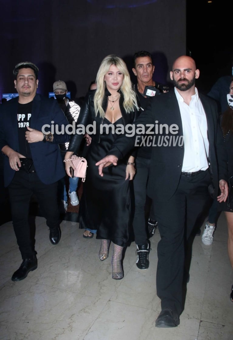 Las fotos de Wanda Nara y L-Gante envueltos en un escándalo en pleno evento: peleas y polémica con la prensa