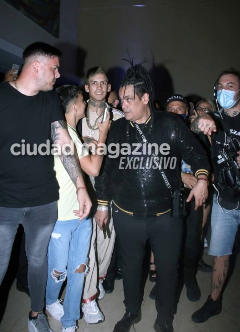 Las fotos de Wanda Nara y L-Gante envueltos en un escándalo en pleno evento: peleas y polémica con la prensa