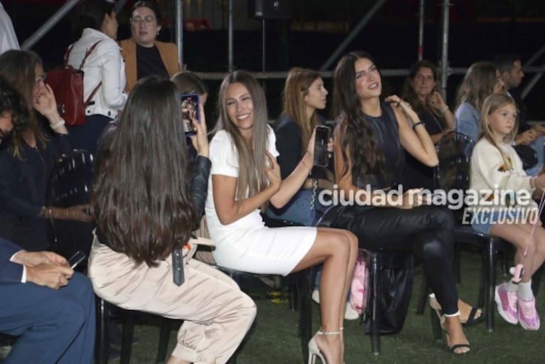 Las fotos de Zaira Nara con su hija Malaika en un evento de moda tras su separación y la buena onda con Pampita