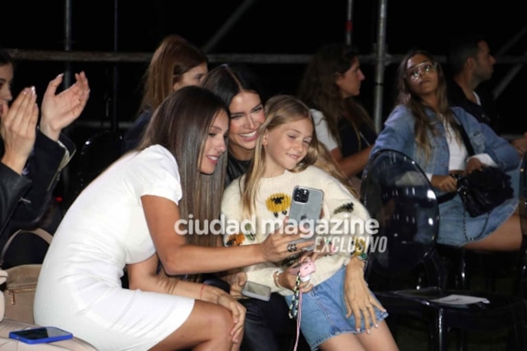 Las fotos de Zaira Nara con su hija Malaika en un evento de moda tras su separación y la buena onda con Pampita