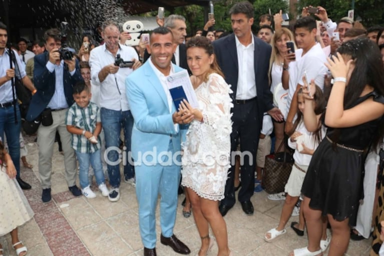 Las fotos del casamiento de Carlos Tevez con Vanesa Mansilla, tras 19 años de amor