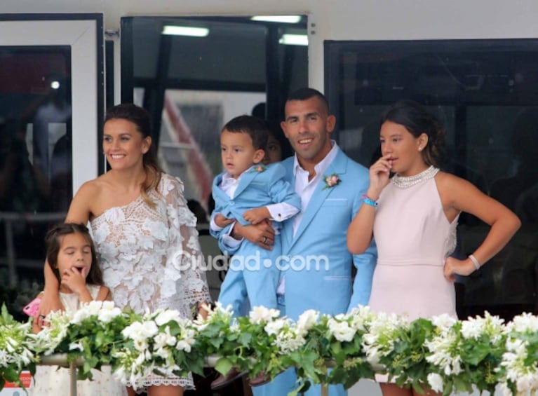 Las fotos del casamiento de Carlos Tevez con Vanesa Mansilla, tras 19 años de amor