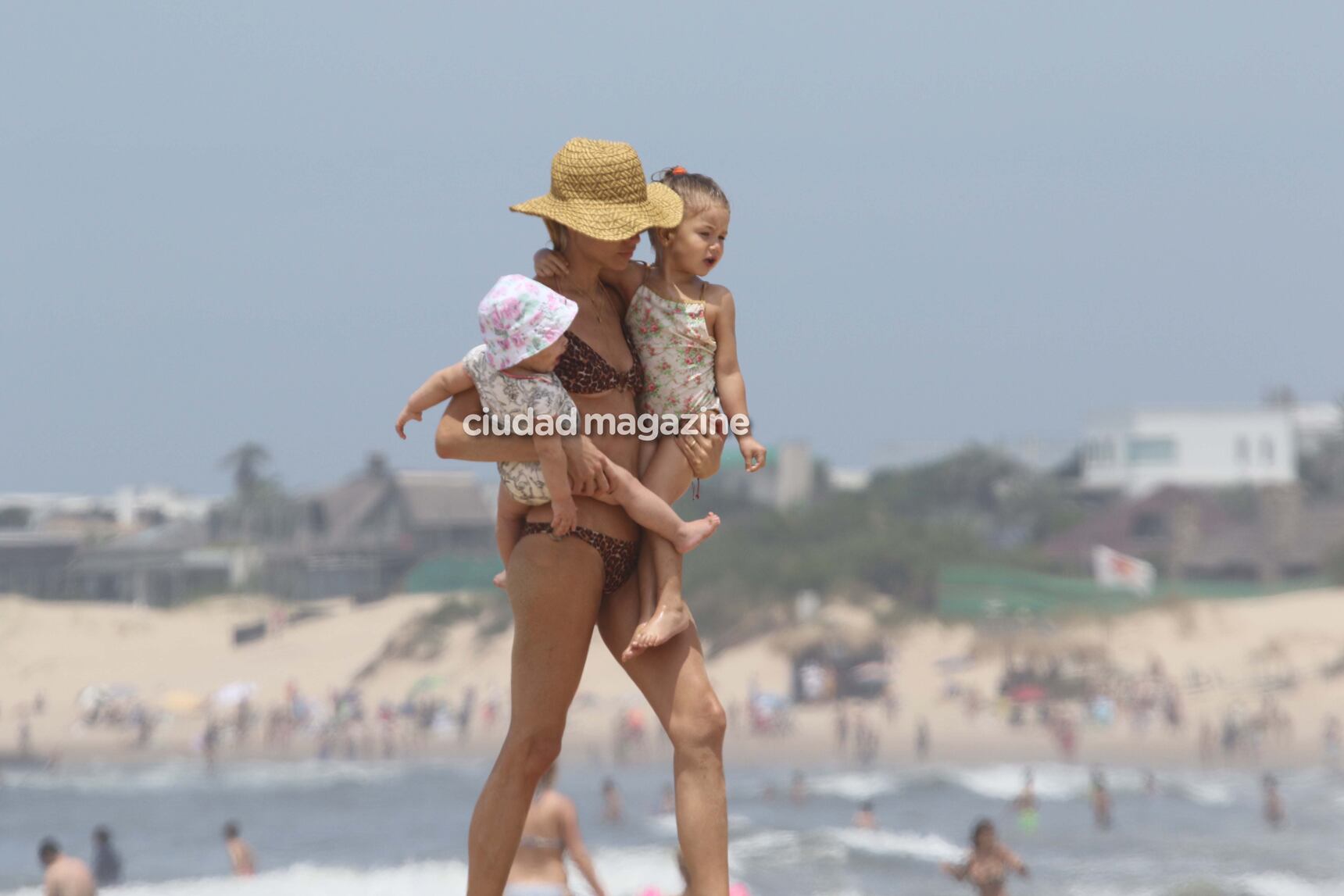 Las fotos del Cholo Simeone y Carla Pereyra, en familia en las playas de José Ignacio. Foto: GM Press