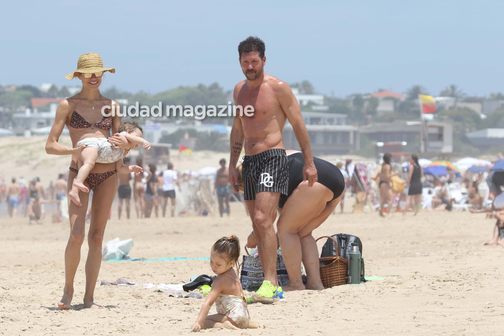 Las fotos del Cholo Simeone y Carla Pereyra, en familia en las playas de José Ignacio. Foto: GM Press