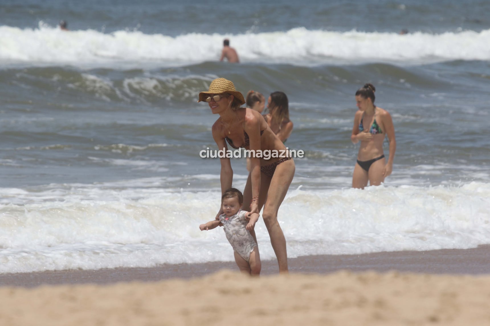 Las fotos del Cholo Simeone y Carla Pereyra, en familia en las playas de José Ignacio. Foto: GM Press